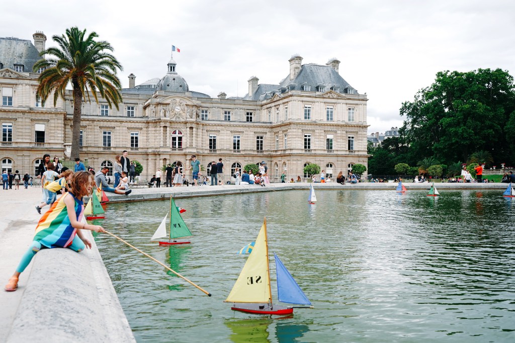 Jardin du Luxembourg sailboats on the pond in Paris, France : Photo by Bambini Travel